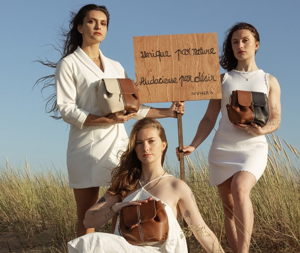Sac Kiss INVHERA bicolore en cuir, porté à la plage — maroquinerie fabriquée au Portugal