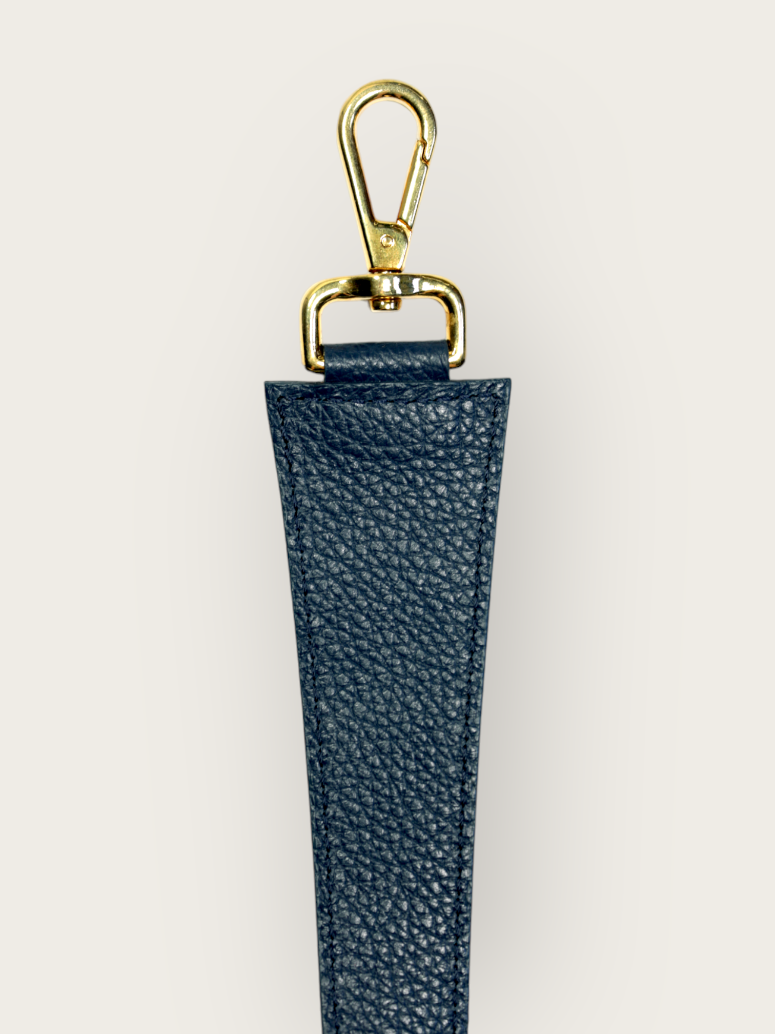 Anse cuir de vachette responsable de couleur noir pour sac à main de chez INVHERA avec des mousquetons en métal doré, photo de face un accessoire élégant et pratique pour agrémenter votre sac. Fabriqué à partir de qualité, l’anse est résistante et durable. Les mousquetons en métal doré permettent de fixer facilement l’anse à votre sac, assurant ainsi une sécurité optimale.