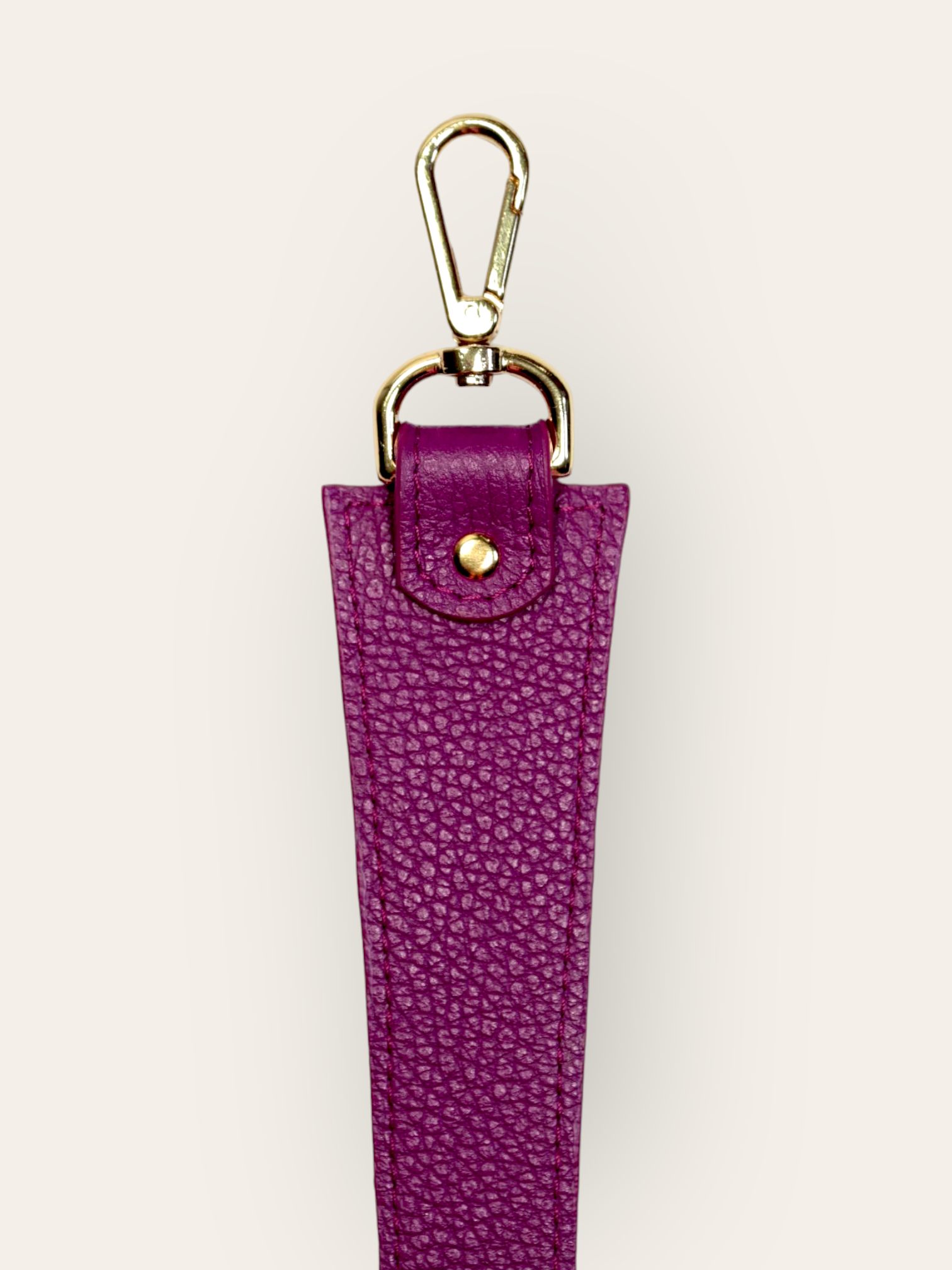 Anse cuir de vachette responsable de couleur rose pour sac à main de chez INVHERA avec des mousquetons en métal doré, photo de face un accessoire élégant et pratique pour agrémenter votre sac. Fabriqué à partir de qualité, l’anse est résistante et durable. Les mousquetons en métal doré permettent de fixer facilement l’anse à votre sac, assurant ainsi une sécurité optimale.