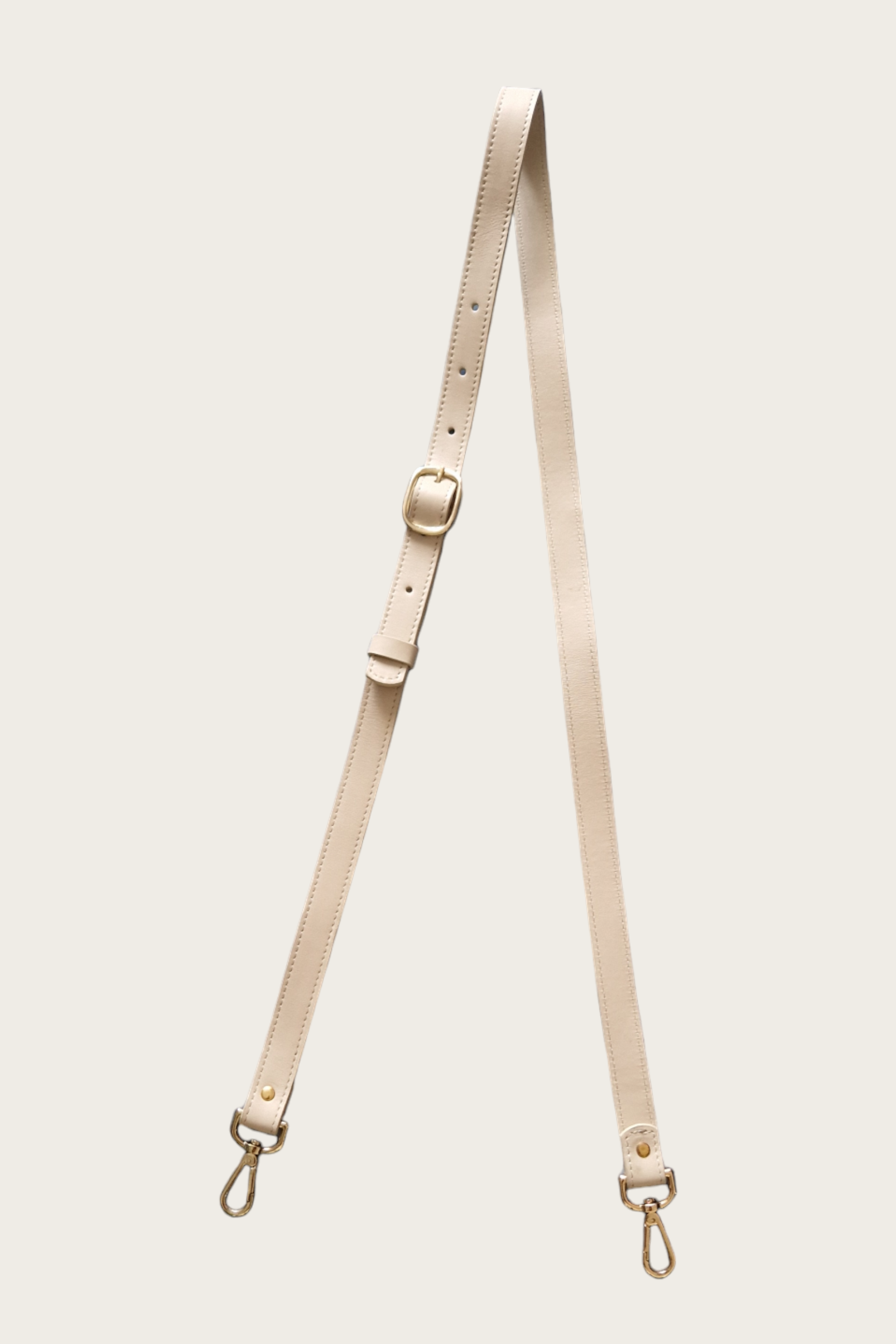 La bandoulière en cuir de vachette responsable de couleur beige est un accessoire de qualité fabriqué à partir de cuir de vachette véritable, connu pour sa durabilité et sa résistance. Cette bandoulière est spécialement conçue pour être porter et assure un ajustement parfait sur votre épaule. Une photo de face pour un design élégant et intemporel en fait un accessoire polyvalent, idéal pour compléter votre tenue au quotidien.
