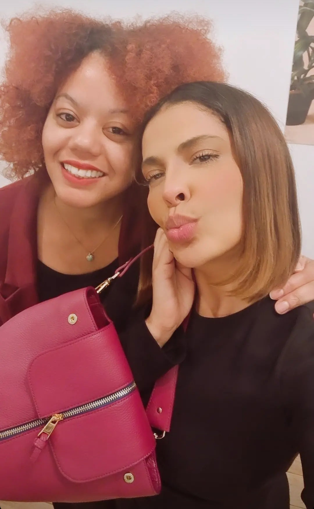 Gyselle Soares personnalité publique porte le sac Kiss rose en cuir de chez INVHERA