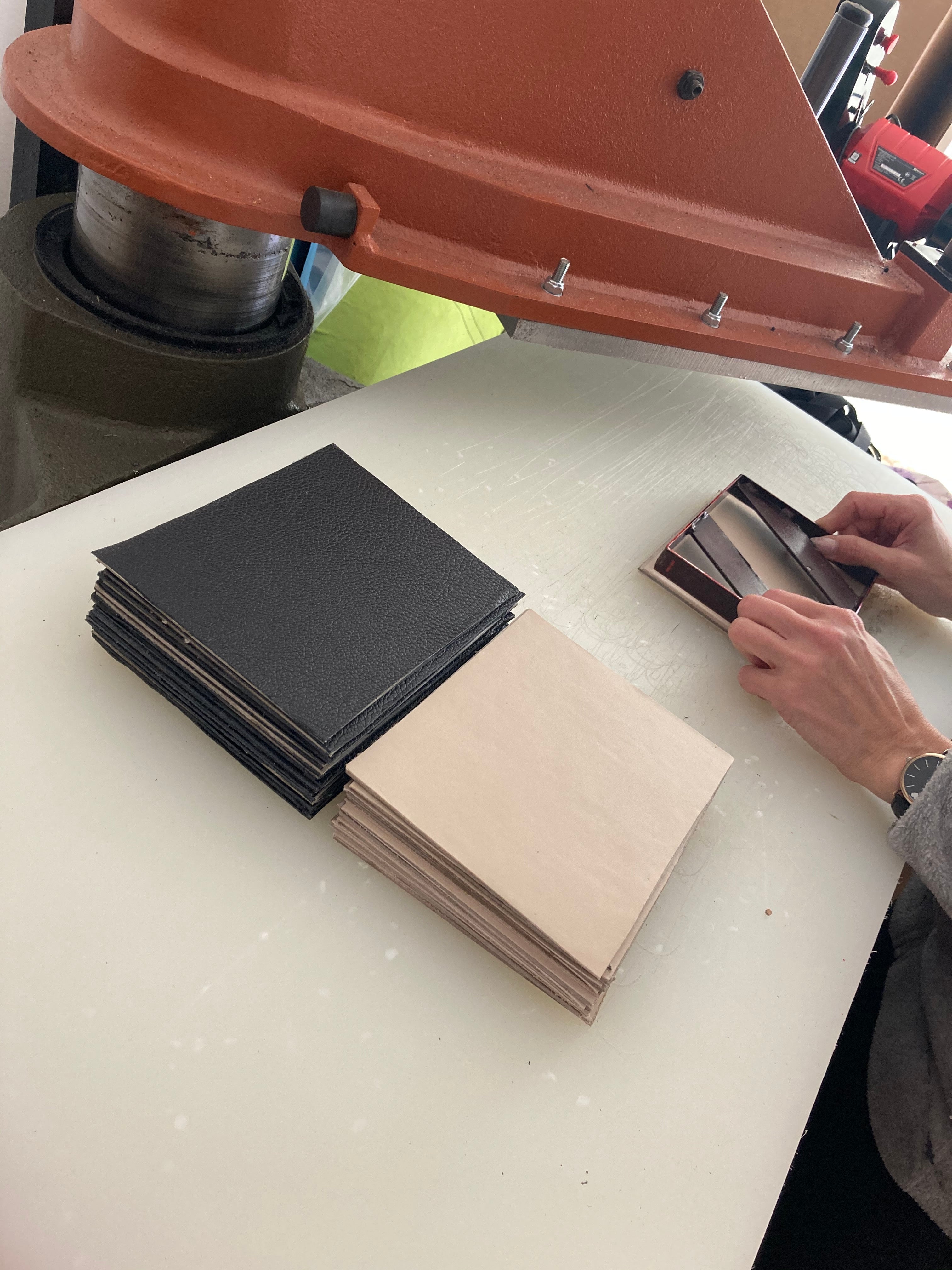 c'est dans notre atelier situé au Portugal qu'a été conçu notre sac à main KISS de chez INVHERA