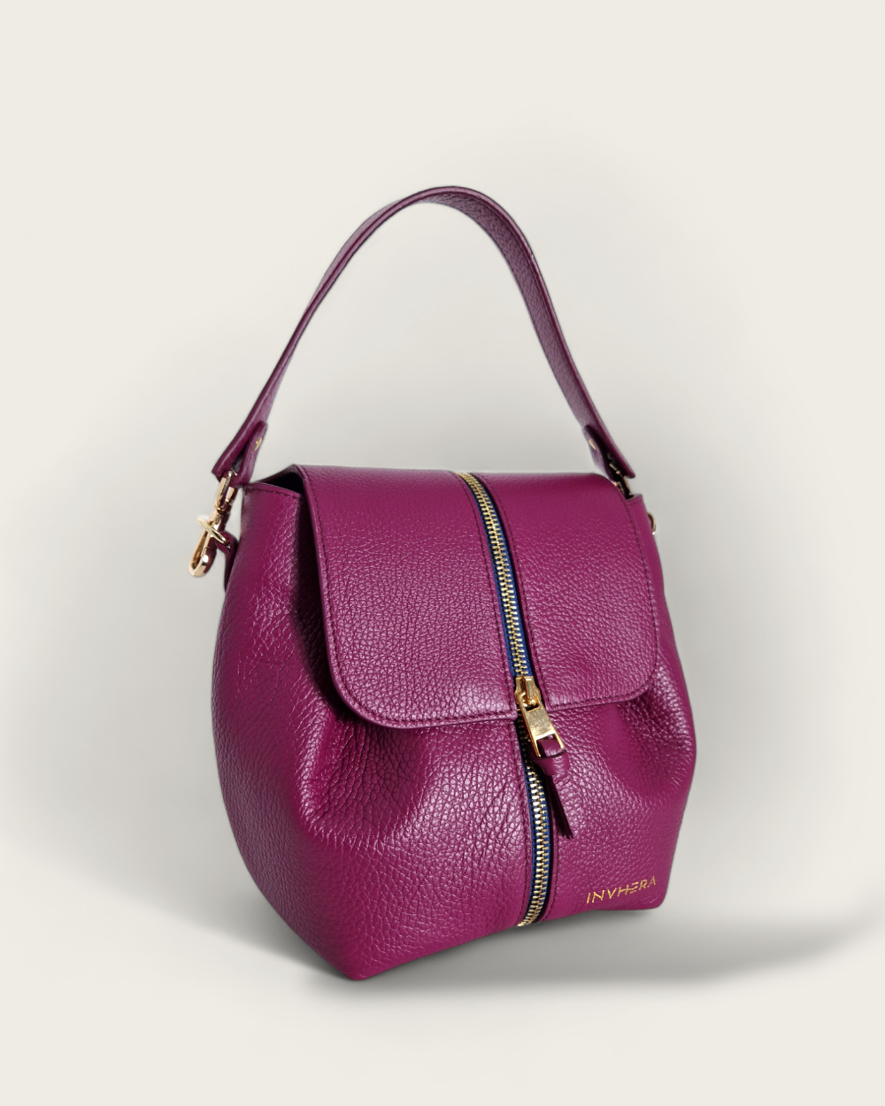 Un sac à main de chez INVHERA couleur rose et cuir de vachette responsable certifié d’Italie, polyvalent doté d’un zip doré central avec tirette en cuir. Un sac à main porté main, épaule en cuir grainé anse amovible pour donner du tonus à vos looks du jour.