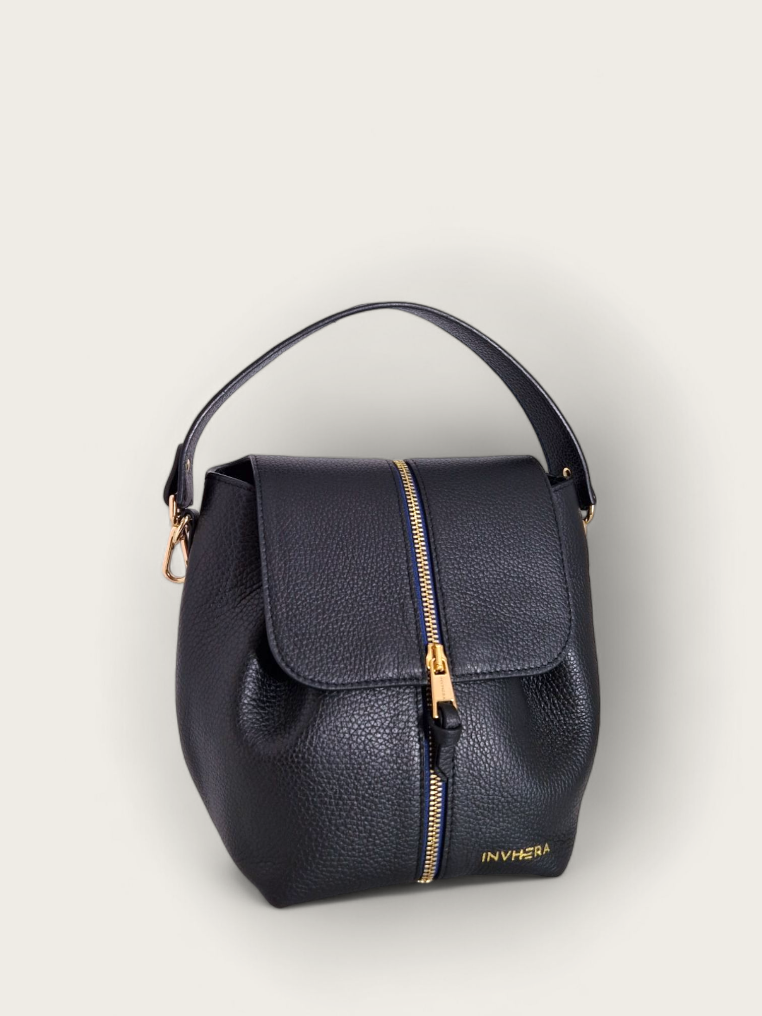 Un sac à main de chez INVHERA couleur noir et cuir de vachette responsable certifié d’Italie, polyvalent doté d’un zip doré central avec tirette en cuir. Un sac à main porté main, épaule en cuir grainé anse amovible aussi bien sur manteau d’hiver que sur les tenues d’été.