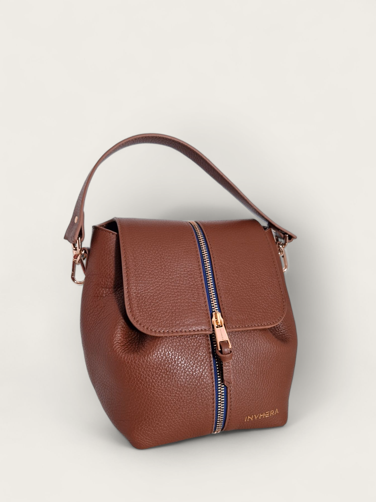 Un sac à main de chez INVHERA couleur marron et cuir de vachette responsable certifié d’Italie, polyvalent doté d’un zip doré central avec tirette en cuir. Un sac à main porté main, épaule en cuir grainé anse amovible aussi bien sur manteau d’hiver que sur les tenues d’été.