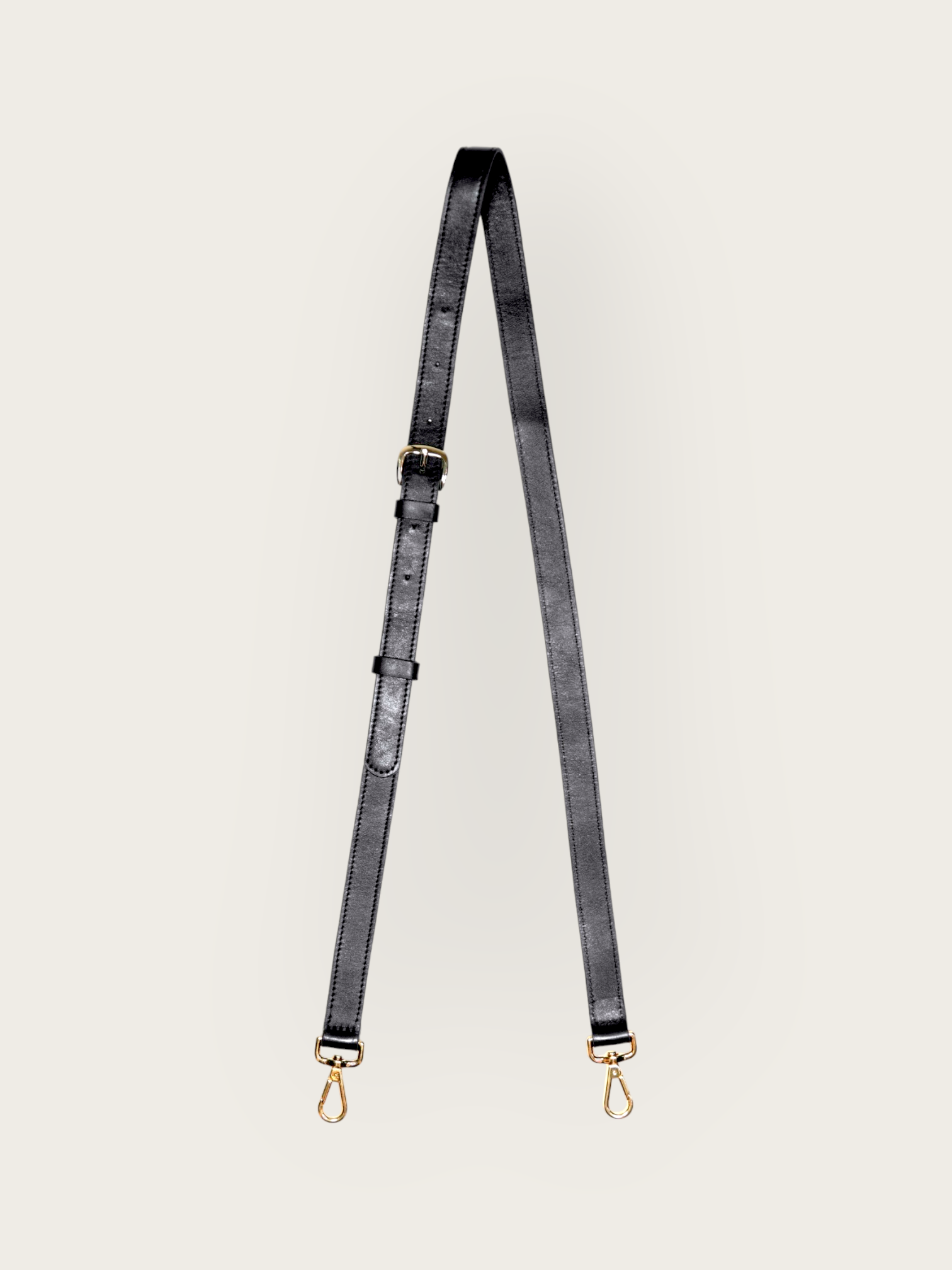 La bandoulière en cuir de vachette responsable de couleur noir est un accessoire de qualité fabriqué à partir de cuir de vachette véritable, connu pour sa durabilité et sa résistance. Cette bandoulière est spécialement conçue pour être porter et assure un ajustement parfait sur votre épaule. Une photo de face pour un design élégant et intemporel en fait un accessoire polyvalent, idéal pour compléter votre tenue au quotidien.