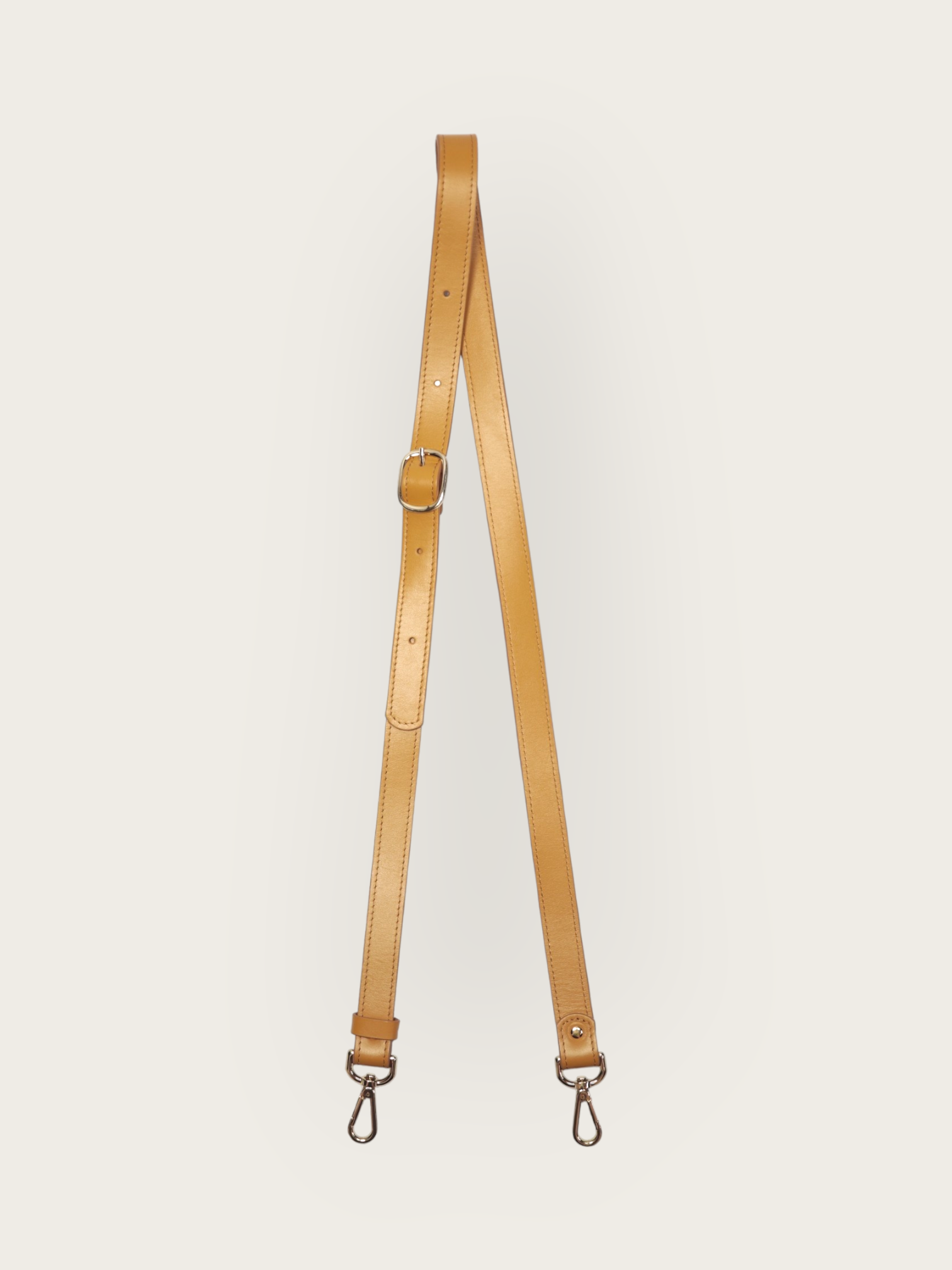 La bandoulière en cuir de vachette responsable de couleur jaune moutarde est un accessoire de qualité fabriqué à partir de cuir de vachette véritable, connu pour sa durabilité et sa résistance. Cette bandoulière est spécialement conçue pour être porter et assure un ajustement parfait sur votre épaule. Une photo de face pour un design élégant et intemporel en fait un accessoire polyvalent, idéal pour compléter votre tenue au quotidien.