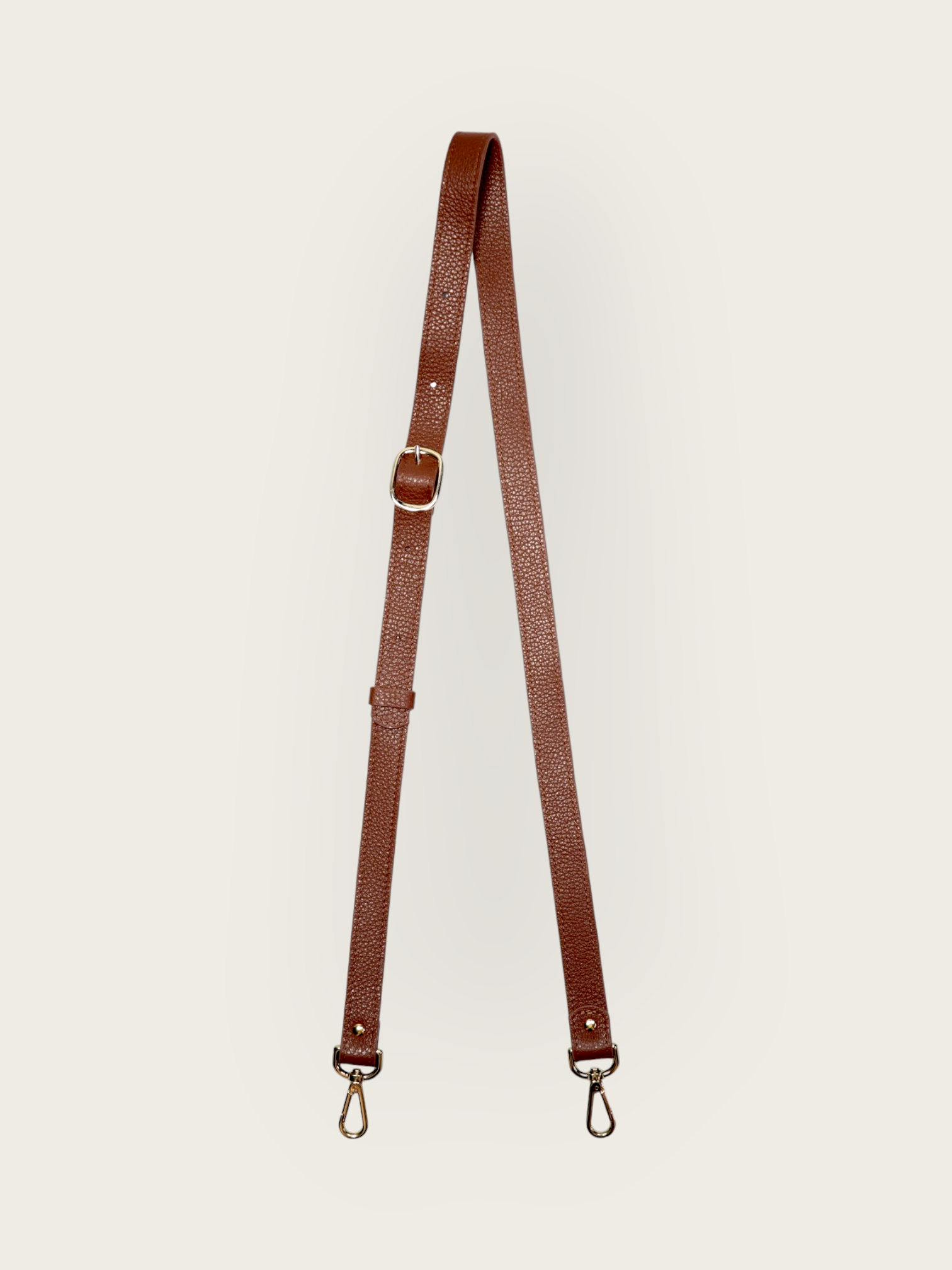 La bandoulière en cuir de vachette responsable de couleur marron est un accessoire de qualité fabriqué à partir de cuir de vachette véritable, connu pour sa durabilité et sa résistance. Cette bandoulière est spécialement conçue pour être porter et assure un ajustement parfait sur votre épaule. Une photo de face pour un design élégant et intemporel en fait un accessoire polyvalent, idéal pour compléter votre tenue au quotidien.