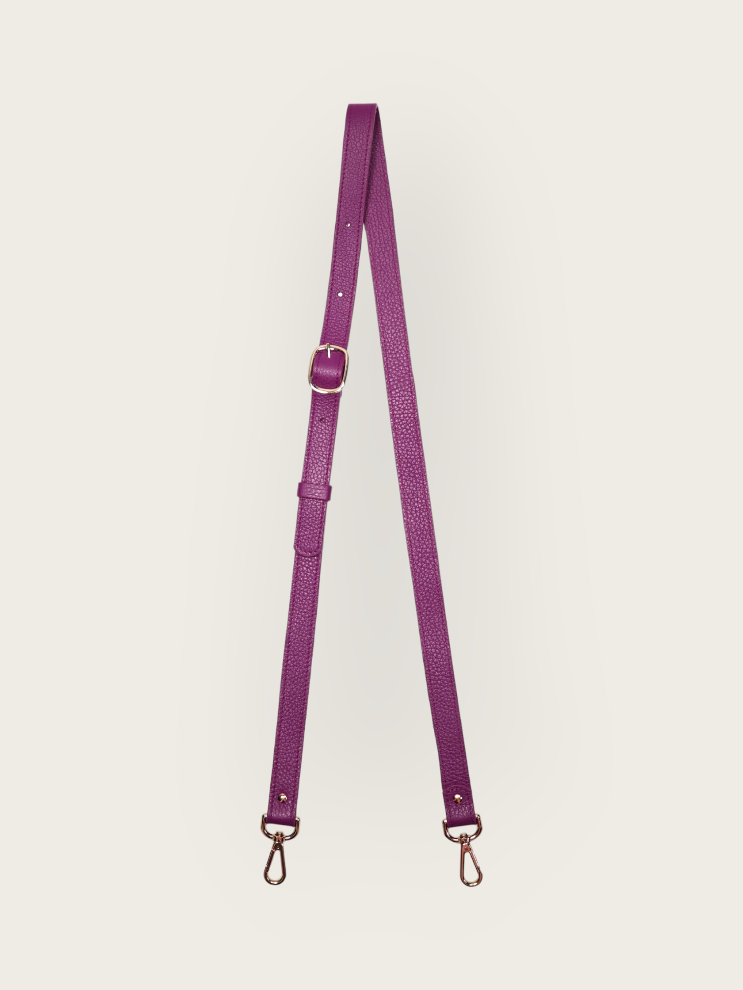 La bandoulière en cuir de vachette responsable de couleur rose est un accessoire de qualité fabriqué à partir de cuir de vachette véritable, connu pour sa durabilité et sa résistance. Cette bandoulière est spécialement conçue pour être porter et assure un ajustement parfait sur votre épaule. Une photo de face pour un design élégant et intemporel en fait un accessoire polyvalent, idéal pour compléter votre tenue au quotidien.