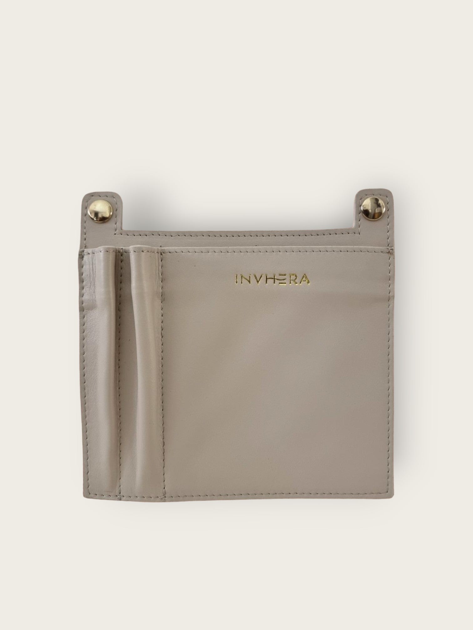 Poche amovible en cuir beige de vachette italien responsable avec bouton pression à l’arrière. Changez les poches selon vos envies, pour y ranger porte stylo, porte carte… Vous pouvez sublimer l’intérieur avec nos sacs de chez INVHERA par un système d’accroche par bouton pression.