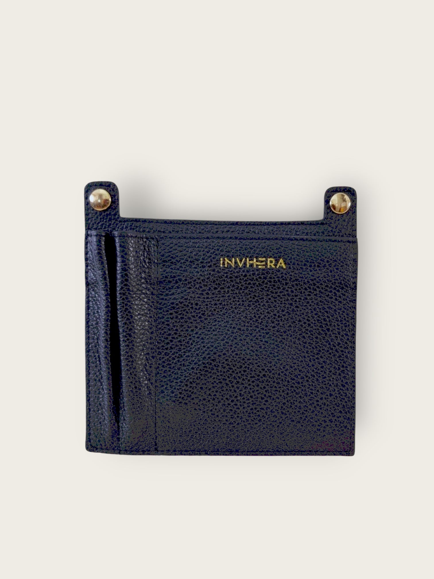 Poche amovible en cuir noir de vachette italien responsable avec bouton pression à l’arrière. Changez les poches selon vos envies, pour y ranger porte stylo, porte carte… Vous pouvez sublimer l’intérieur avec nos sacs de chez INVHERA par un système d’accroche par bouton pression.
