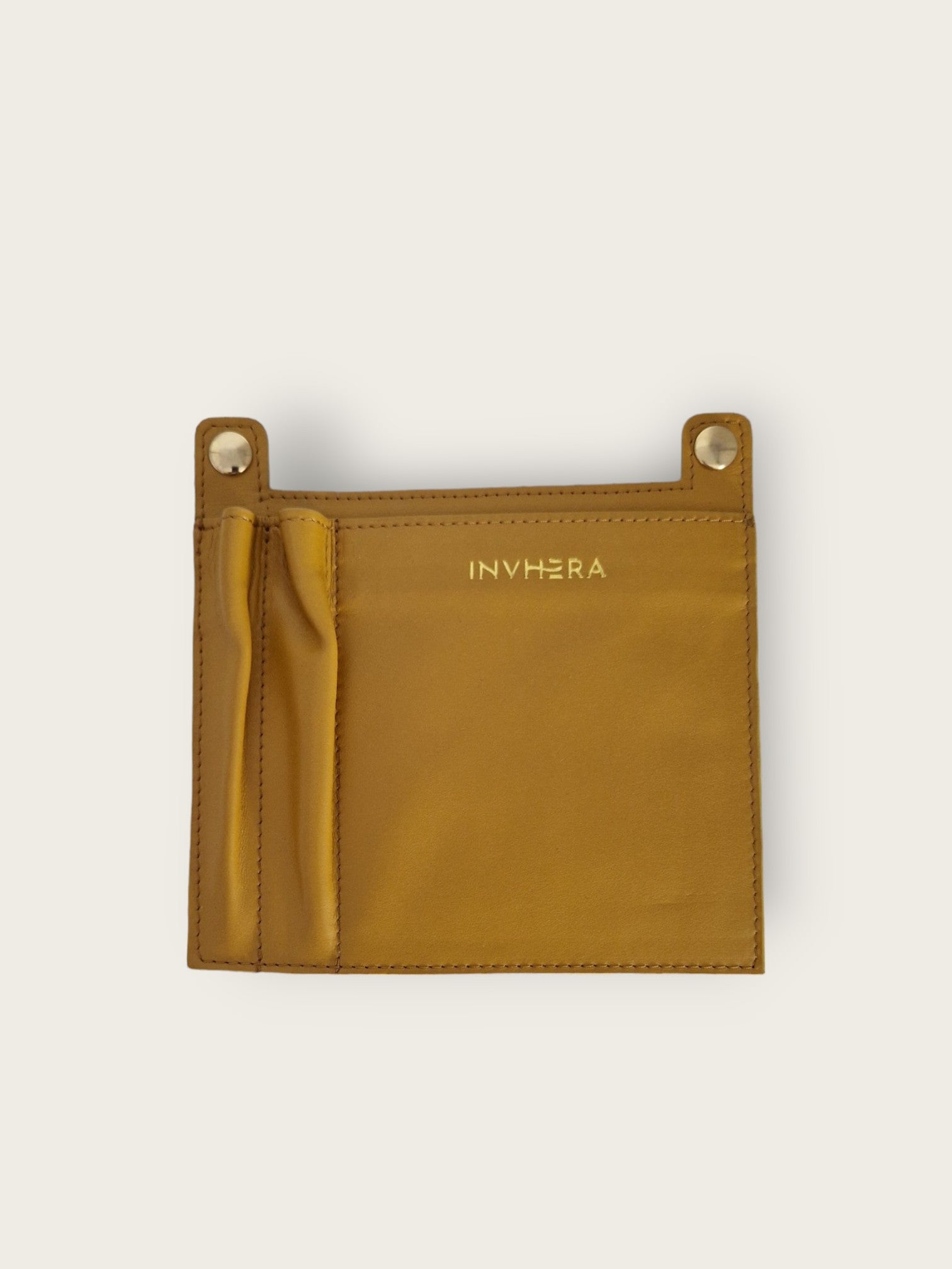 Poche amovible en cuir jaune moutarde de vachette italien responsable avec bouton pression à l’arrière. Changez les poches selon vos envies, pour y ranger porte stylo, porte carte… Vous pouvez sublimer l’intérieur avec nos sacs de chez INVHERA par un système d’accroche par bouton pression.
