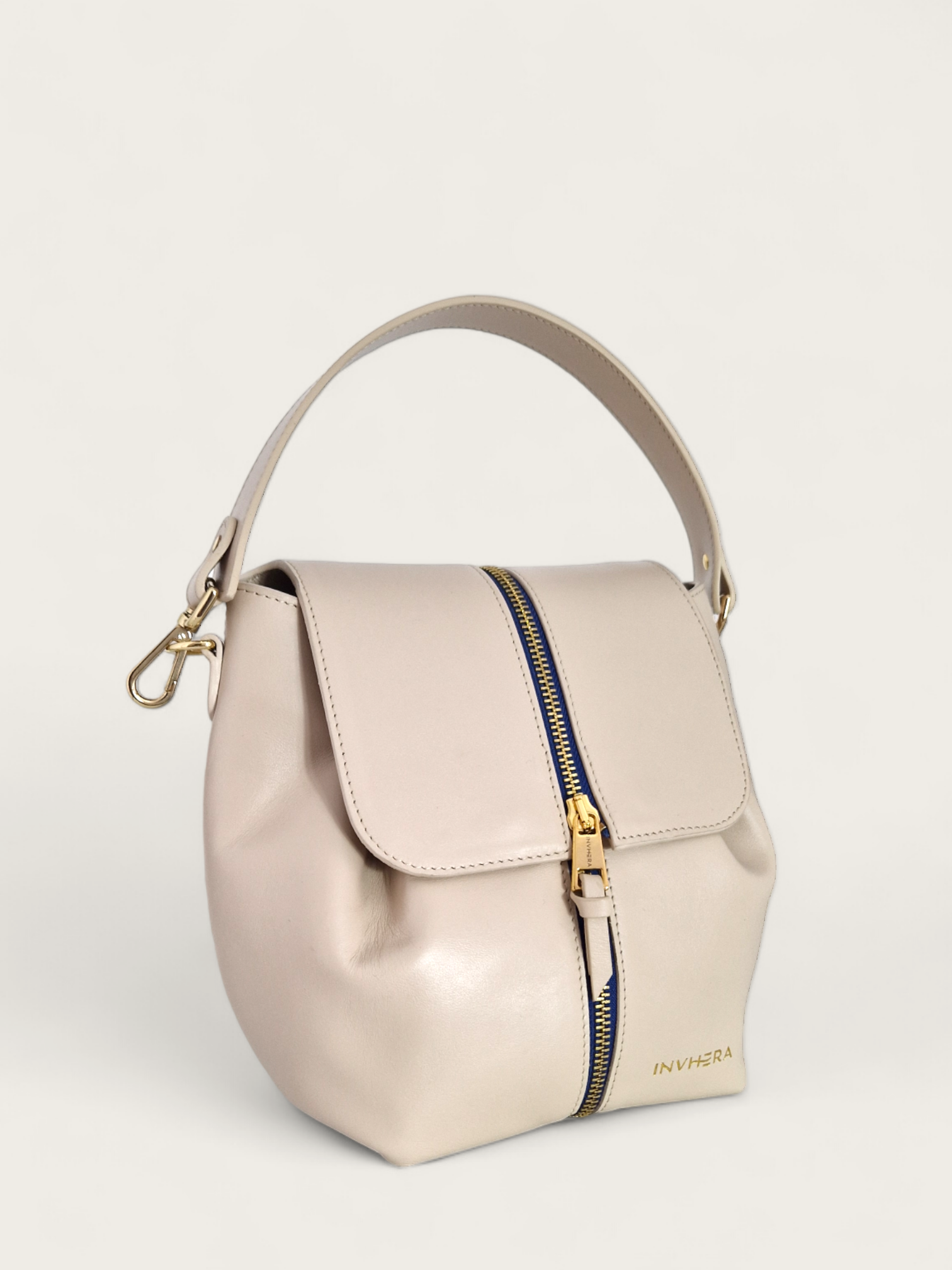 Un sac à main de chez INVHERA couleur beige et cuir de vachette responsable certifié d’Italie, polyvalent doté d’un zip doré central avec tirette en cuir. Un sac à main porté main, épaule en cuir grainé anse amovible aussi bien sur des basiques de votre dressing que sur les tenues colorées.