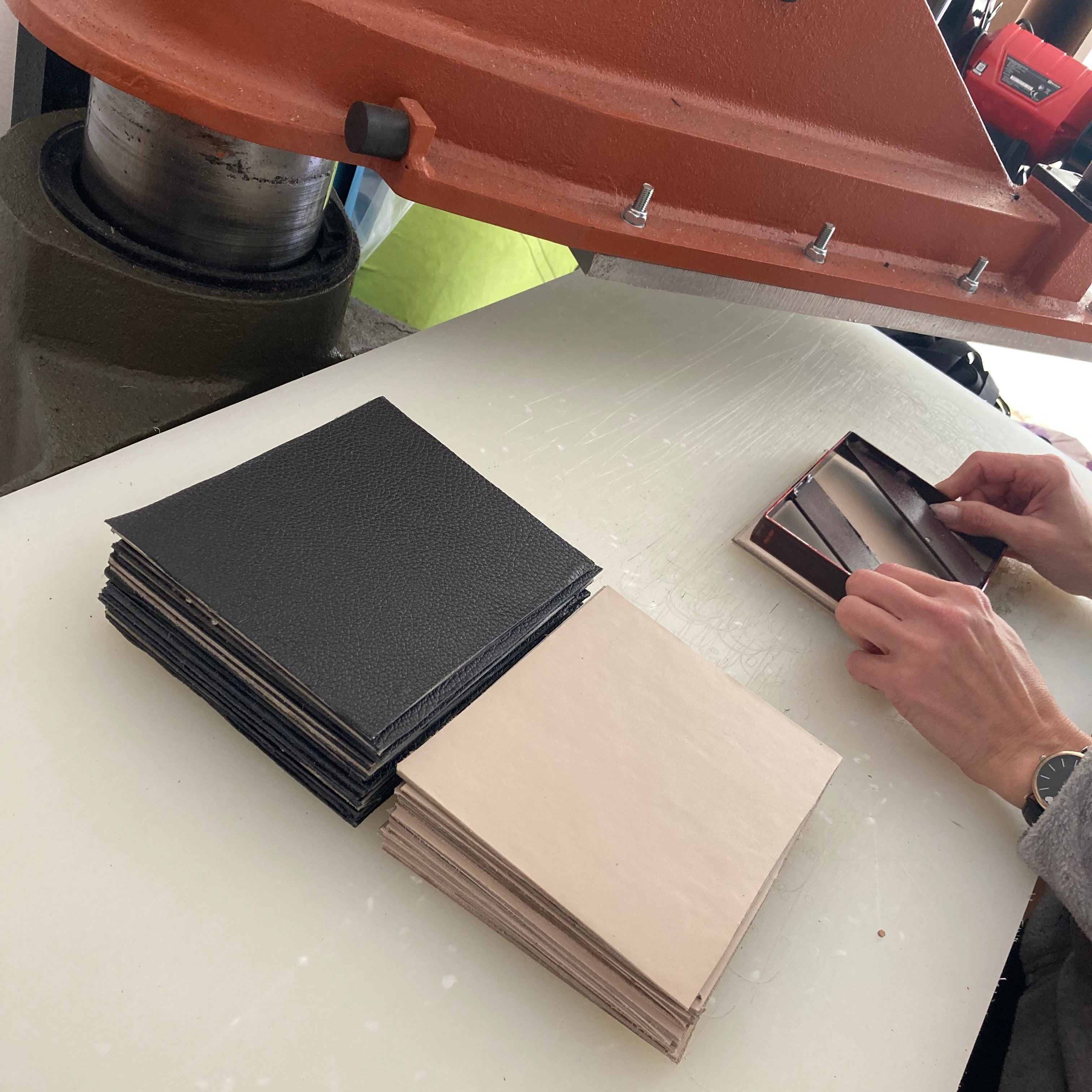 c'est dans notre atelier situé au Portugal qu'a été conçu notre sac à main KISS de chez INVHERA