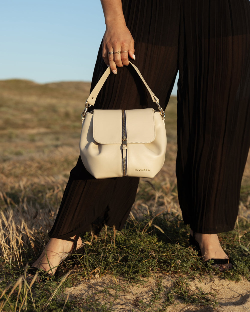 Sac à main beige en cuir de vachette italien pour femmes modernes. Porté main, épaule avec accessoires amovibles. 