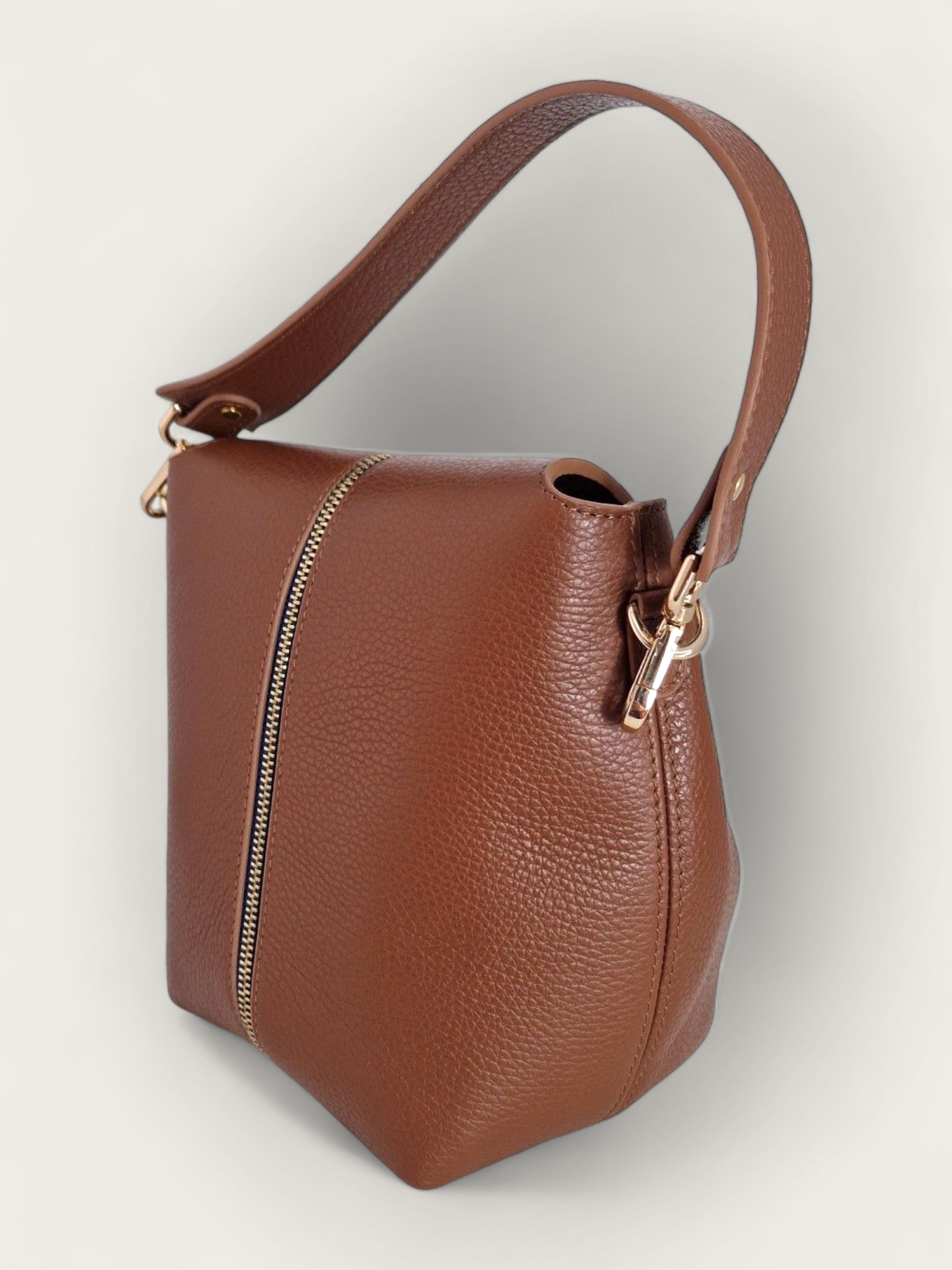 Un sac à main interchangeable marron de chez INVHERA, photo de dos, en cuir de vachette grainé doté d’un zip central doré et d’un ruban bleu nuit. Pour permettre de changer de style en un claquement de doigt. De façon unicolore ou bicolore. 