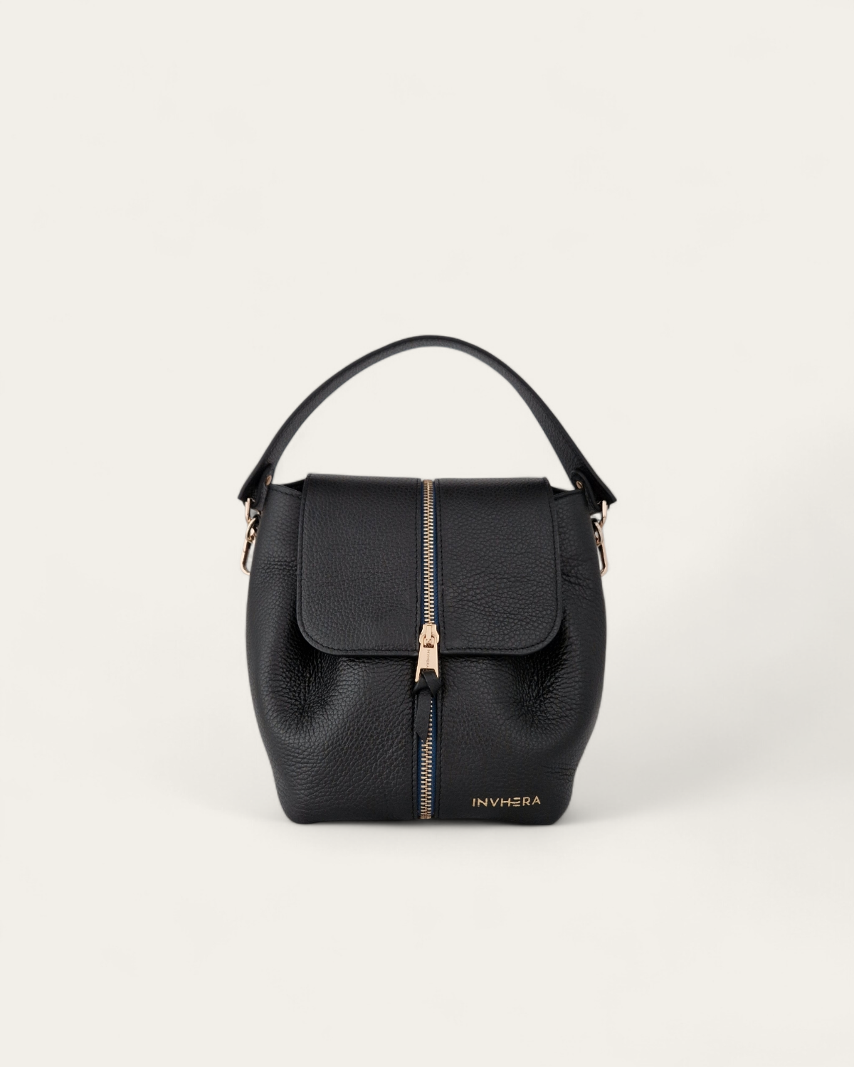 Sac à main boule noir d'Invhera en cuir grainé pleine fleur LWG Italien, mode durable avec fermeture centrale 