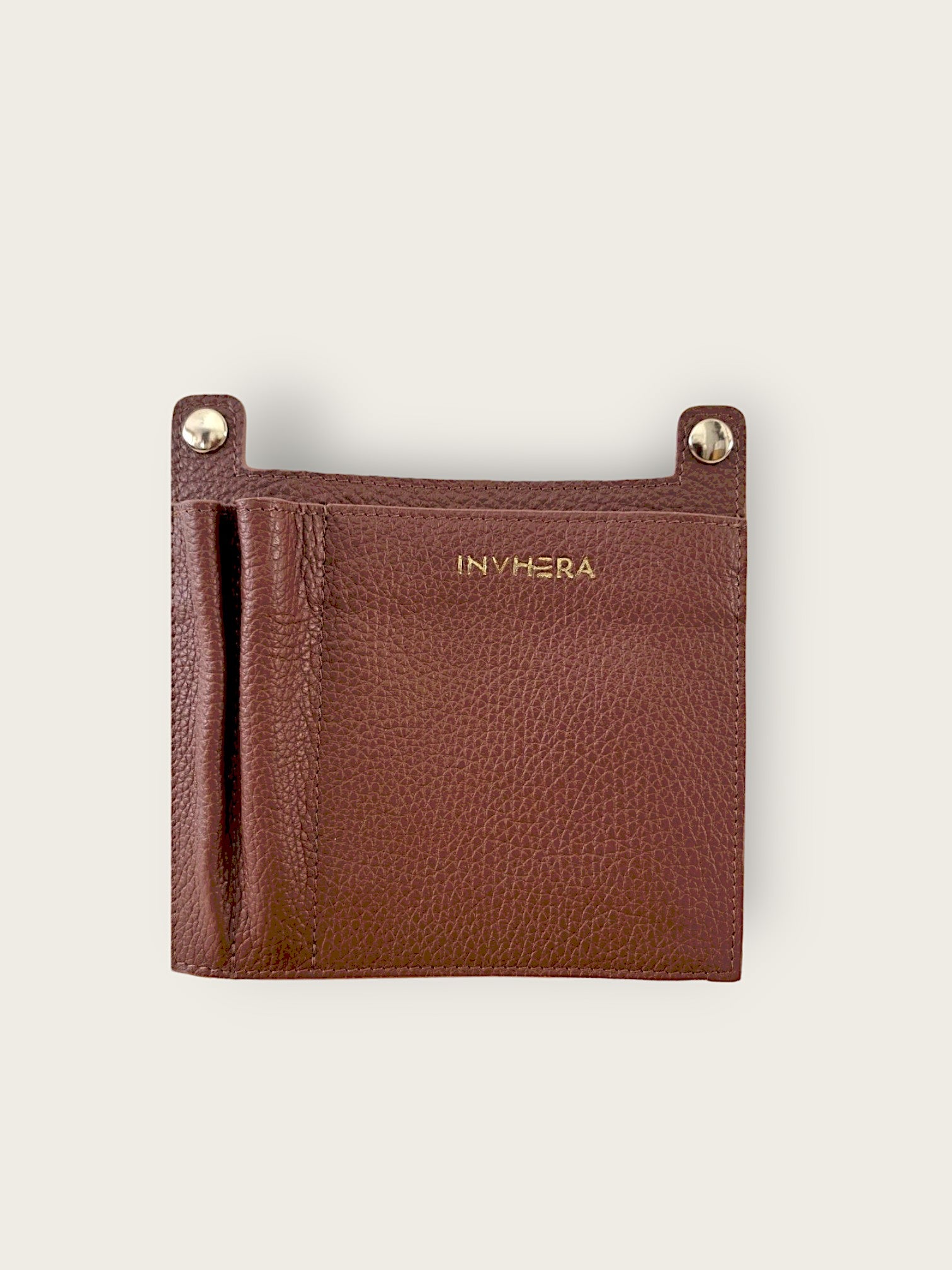 Poche amovible en cuir de vachette italien responsable avec bouton pression à l’arrière. Changez les poches selon vos envies, pour y ranger porte stylo, porte carte… Vous pouvez sublimer l’intérieur avec nos sacs de chez INVHERA par un système d’accroche par bouton pression.
